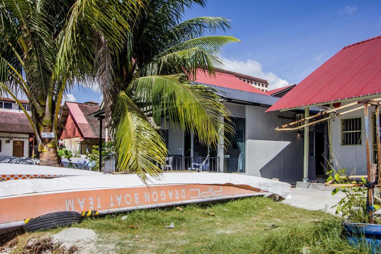Beachboy Chalet By The Beach Bukit Lada Exterior photo
